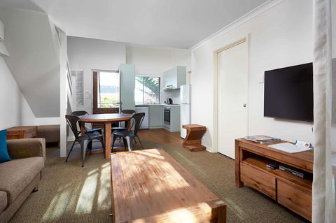 Broadwater Resort Como - Kawana Tourism 13