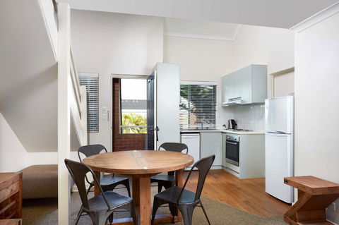 Broadwater Resort Como - Kawana Tourism 17