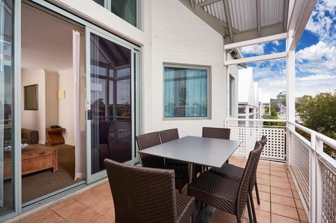 Broadwater Resort Como - Kawana Tourism 23