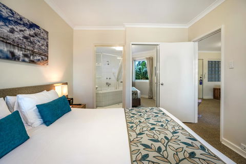 Broadwater Resort Como - Kawana Tourism 3
