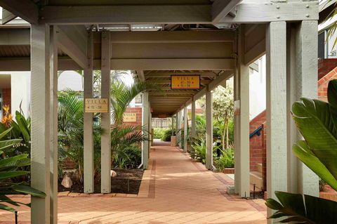 Broadwater Resort Como - Kawana Tourism 25