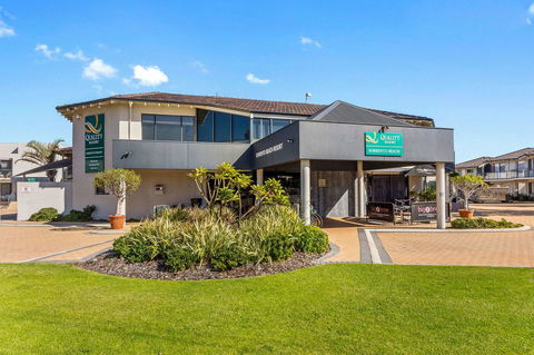 Quality Resort Sorrento Beach - Kawana Tourism 12