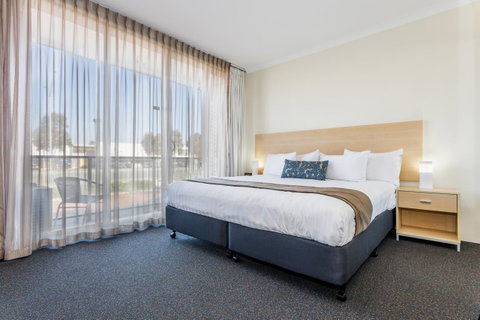 Perth Ascot Central Apartment Hotel Official - Kawana Tourism 13