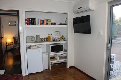 Jacaranda Hideaway Bed & Breakfast - Kawana Tourism 4