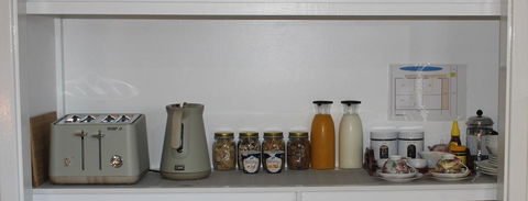 Jacaranda Hideaway Bed & Breakfast - Kawana Tourism 5