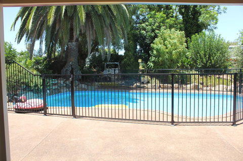Jacaranda Hideaway Bed & Breakfast - Kawana Tourism 9