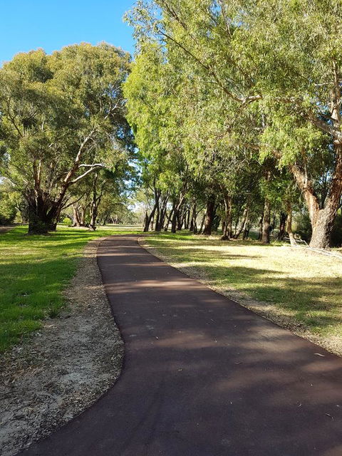 Jacaranda Hideaway Bed & Breakfast - Kawana Tourism 21