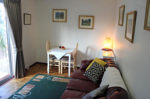 Jacaranda Hideaway Bed & Breakfast - Kawana Tourism 3