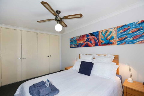 Beachfront @ Scarbs - Kawana Tourism 7