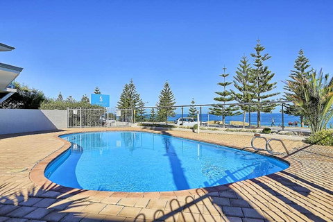 Beachfront @ Scarbs - Kawana Tourism 12