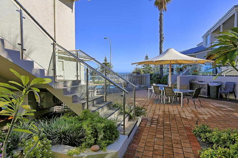 Beachfront @ Scarbs - Kawana Tourism 4