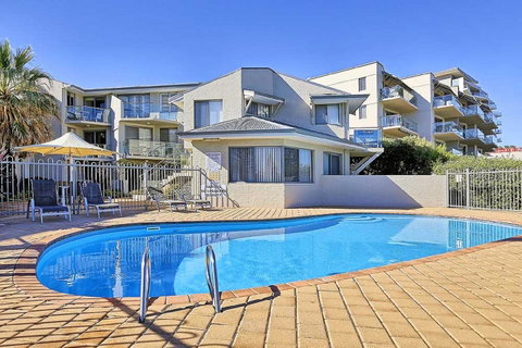 Beachfront @ Scarbs - Kawana Tourism 5