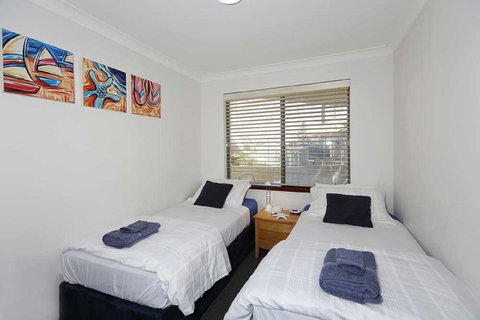 Beachfront @ Scarbs - Kawana Tourism 8