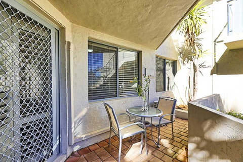 Beachfront @ Scarbs - Kawana Tourism 11