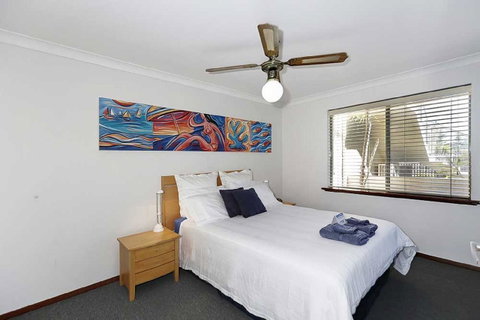 Beachfront @ Scarbs - Kawana Tourism 9