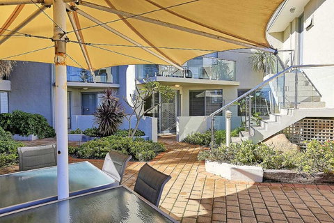 Beachfront @ Scarbs - Kawana Tourism 0