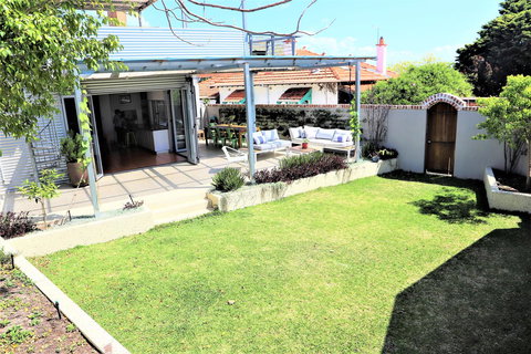 Fremantle Heritage Home For You To Enjoy! - Kawana Tourism 13
