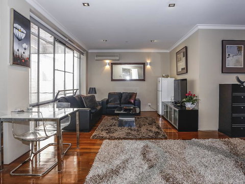 New York On King - Kawana Tourism 11