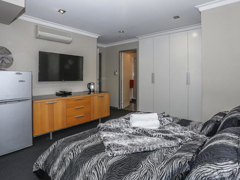 New York On King - Kawana Tourism 4