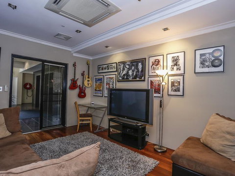 New York On King - Kawana Tourism 15