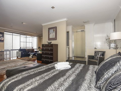 New York On King - Kawana Tourism 8