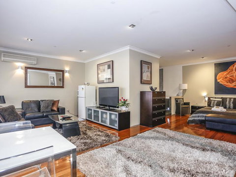 New York On King - Kawana Tourism 13