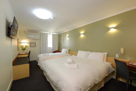 Sullivans Hotel - Kawana Tourism 12
