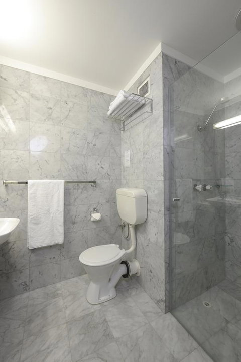 Sullivans Hotel - Kawana Tourism 10
