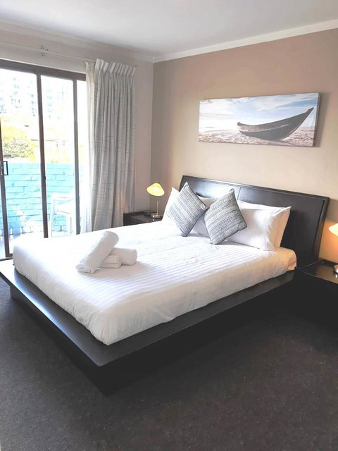 West Beach Lagoon 107 - Great Value - Kawana Tourism 4
