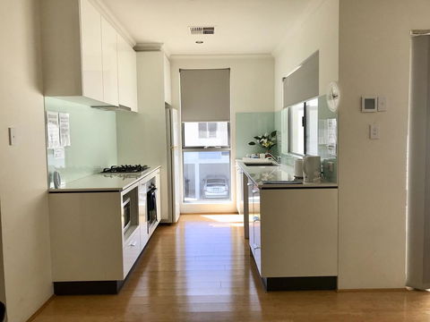 Gerring Court With Free 1 Car Bay Parking - Kawana Tourism 10