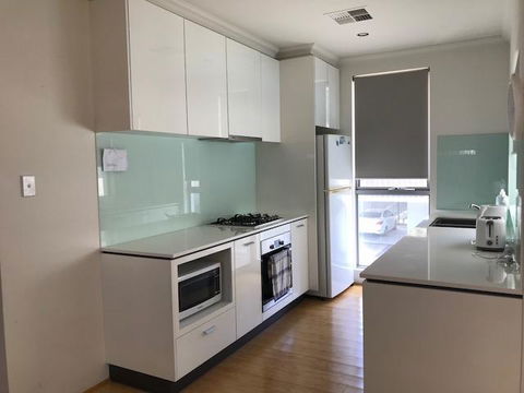 Gerring Court With Free 1 Car Bay Parking - Kawana Tourism 8