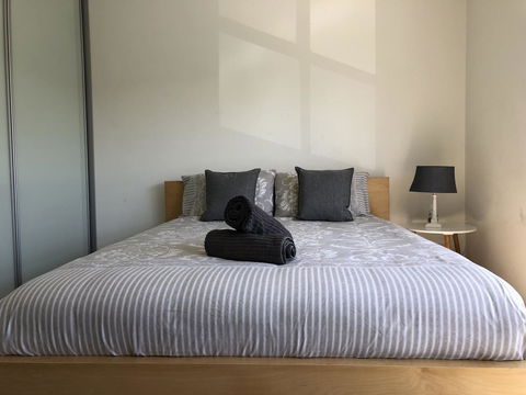 Gerring Court With Free 1 Car Bay Parking - Kawana Tourism 0