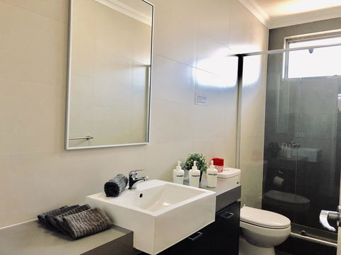 Gerring Court With Free 1 Car Bay Parking - Kawana Tourism 6
