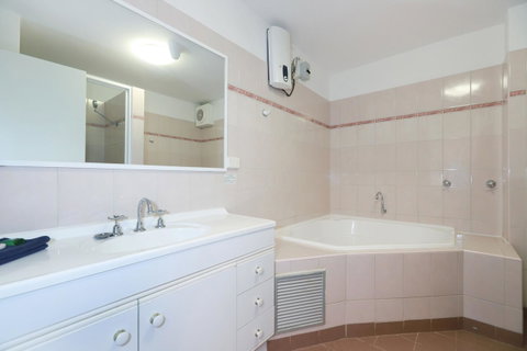 West Beach Lagoon 206 - Sleeps Three! Value!!! - Kawana Tourism 10