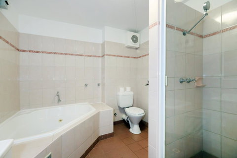 West Beach Lagoon 206 - Sleeps Three! Value!!! - Kawana Tourism 8