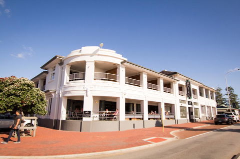 Cottesloe Beach Hotel - Kawana Tourism 0