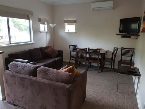 Adamsons Riverside Accommodation - Kawana Tourism 38