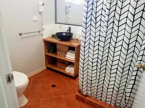Adamsons Riverside Accommodation - Kawana Tourism 11