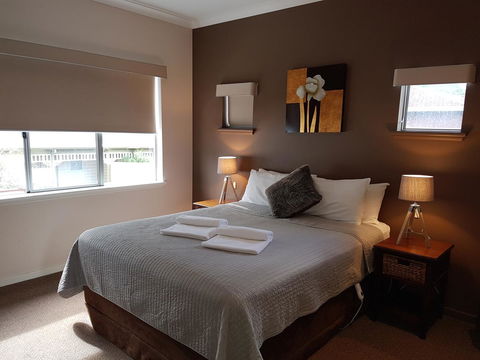 Adamsons Riverside Accommodation - Kawana Tourism 35