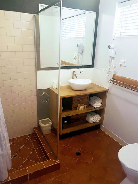 Adamsons Riverside Accommodation - Kawana Tourism 5