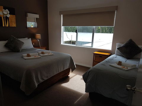 Adamsons Riverside Accommodation - Kawana Tourism 40