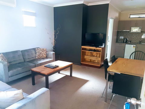 Adamsons Riverside Accommodation - Kawana Tourism 7