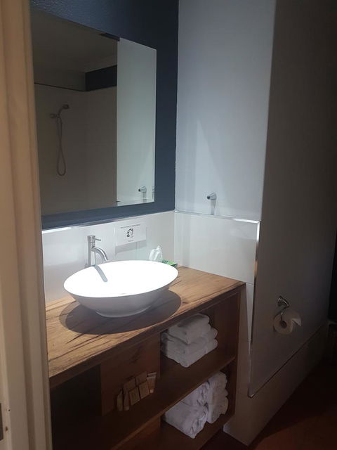 Adamsons Riverside Accommodation - Kawana Tourism 4