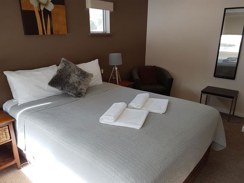 Adamsons Riverside Accommodation - Kawana Tourism 39