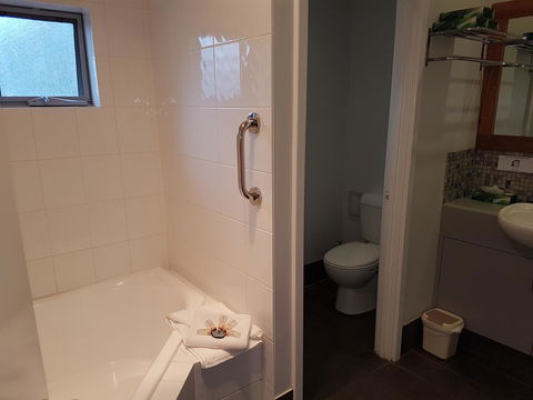 Adamsons Riverside Accommodation - Kawana Tourism 36