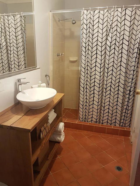 Adamsons Riverside Accommodation - Kawana Tourism 16