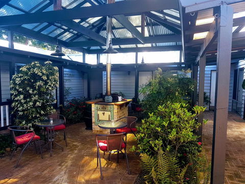 Adamsons Riverside Accommodation - Kawana Tourism 24