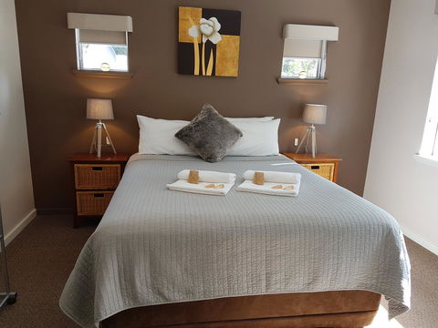 Adamsons Riverside Accommodation - Kawana Tourism 41