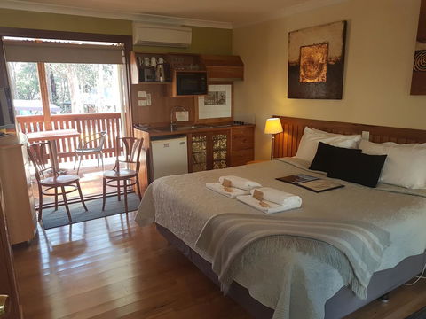Adamsons Riverside Accommodation - Kawana Tourism 17