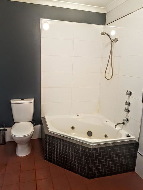 Adamsons Riverside Accommodation - Kawana Tourism 3